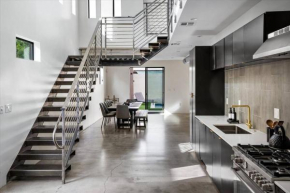 NEW Modern 3BR & Loft- Heated pool, Near airport